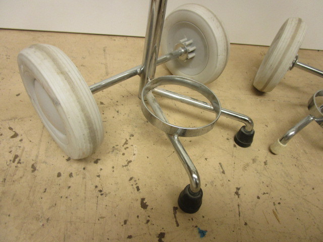 lot 904 image: OXYGEN TANK CARTS