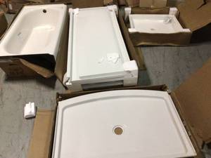 lot 20 image: Lot of 4 Mixed Rectangular  Bathtub in White by American Standard Customer Returns See Pictures