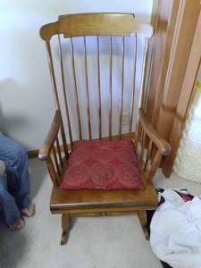 lot 11 image: Beautiful Vintage Wooden Rocking Chair with Cushion 