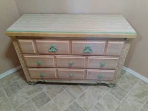 lot 14 image: Stunning Vintage Ornate Blonde Wood 3-Drawer Dresser