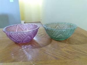 lot 23 image: Set of (2) Vintage Etched Green and Pink Glass Dessert Bowls