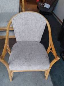lot 77 image: Set of (4) Wicker Rattan Upholstered Chairs and Matching Side Table 
