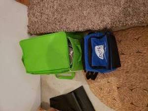 lot 83 image: Set of (2) Insulated Bags and Apple Mainstay Dishes