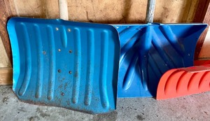 lot 97 image: 3 Shovels