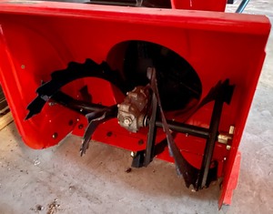 lot 105 image: Ariens 520 Snowblower