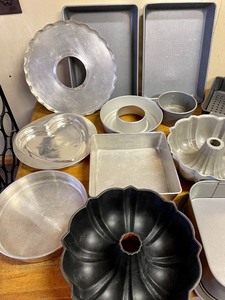 lot 114 image: Bakeware