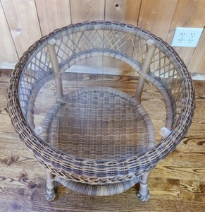 lot 8 image: Wicker Side Table