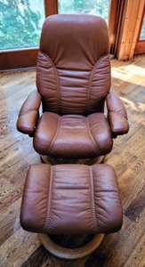 lot 7 image: Ekornes Stressless Lounge Chair