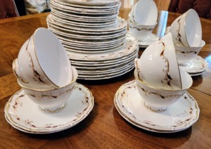 lot 28 image: Royal Doulton Strasbourg Dish Set