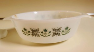 lot 29 image: Vintage Pyrex and Fire King Bowls