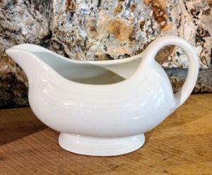 lot 37 image: Pair of Fiesta Gravy Boats