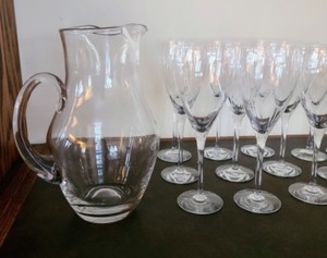 lot 39 image: Large Variety of Glassware