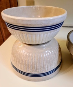 lot 43 image: Vintage Mixing Bowls