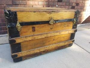 lot 14 image: Antique Trunk