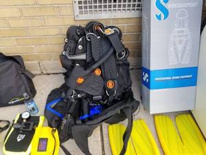 lot 25 image: Scuba Lot