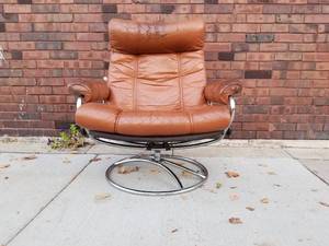 lot 26 image: Vintage Leather recliner