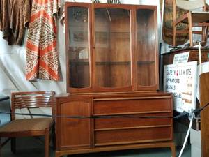 lot 23 image: MCM Lane Rhythm Hutch