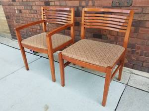 lot 17 image: 2  Knoll Studio Ricchio Chairs