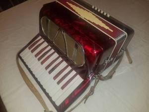 lot 18 image: Vintage Italian Accordian