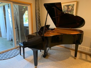 lot 1 image: Yamaha Baby Grand Piano
