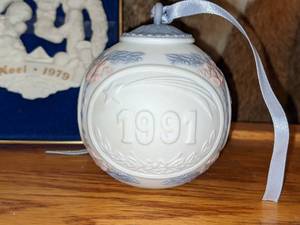 lot 28 image: (2) 1991-Lladro 5829 Christmas Balls & Gorham Nativity Ornament