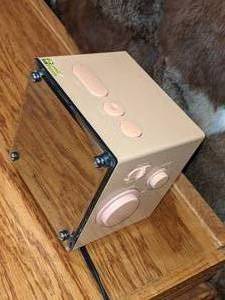 lot 32 image: Vintage Panasonic Fluorescent Cube Clock Radio RC-58