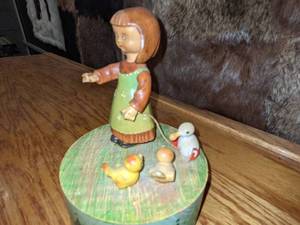 lot 45 image: Anri Rotating Music Box The Most Beautiful Girl