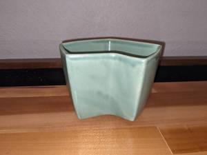 lot 62 image: Red Wing USA Green Planter 867 Mid Century Modern, Retro Planter
