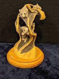 lot 101 image: Mill Creek Studios Playhouse Mice Sculpture by Desiree Hajny #63170