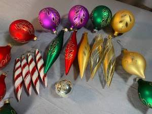 lot 136 image: Collection of Vintage Glass Ornaments