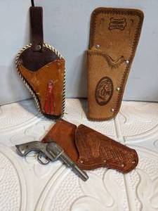 lot 85 image: Vintage Cap Gun & Holsters
