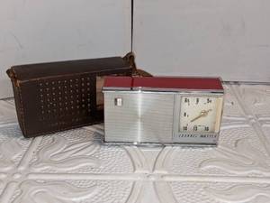 lot 121 image: Vintage Channel Master Model 6506 Red Six Transistor Deluxe Radio wCase