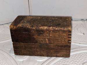 lot 122 image: Set of Antique Typesetting Letters in Wood Box