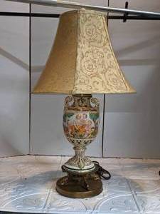 lot 127 image: Antique Italian Capodimonte Lamp wCherubs