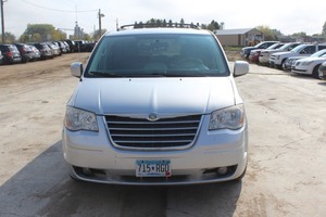 lot 4 image: 2010 Chrysler Town & Country Touring - 2 Owners -