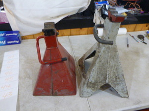 lot 43 image: 2 Jack Stands