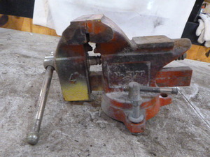 lot 115 image: Bench Vise