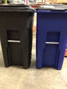 lot 20 image: Lot of 2 Assorted 32 Gal. Blue Trash Can with Wheels and Attached Lid by Toter Customer Returns See Pictures