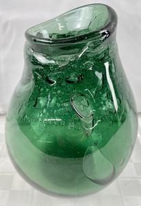 lot 257 image: Beautiful Green Art Glass Vase