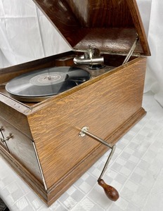 lot 266 image: Antique Victor Motor Talking Machine Company Record Player