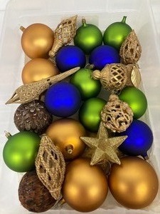 lot 4 image: Large Collection of Christmas Ornaments and Lights
