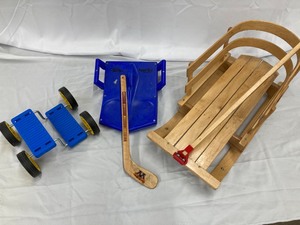lot 21 image: Childrens Vintage Winter Toys