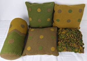 lot 309 image: Texture-Rich Dotty Decor Bedroom Set with King Duvet Cover, Pillows and Throw