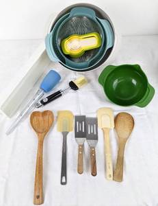 lot 319 image: Mix of Kitchen, Decor & Vanity  Bath Items