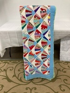 lot 28 image: Vintage Quilt with Cheerful Fan Design