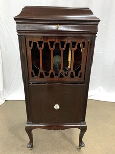 lot 214 image: Beautiful Working Antique Edison Disc Phonograph, Model A200, and 25 Edison Records