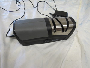 lot 15 image: Smiths electric knife sharpener
