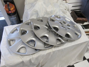 lot 20 image: 16 Honda hub caps