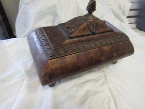 lot 25 image: ornate trinket box