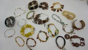lot 49 image: A Lot Full Of Colorful Costume Bracelets